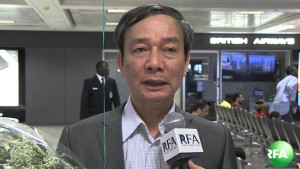 Đài RFA phỏng vấn blogger Nguyễn Tường Thuỵ khi ông vùa đến phi trường Dulles, thủ đô Hoa Thịnh Đốn (Washington DC).