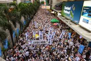 Biểu tình đầy đường phố đòi dân chủ tại Hồng Kông.