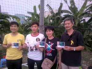 Các blogger với postcard đề gởi đến trại tù nơi giam giữ TNLT Đặng Xuân Diệu.