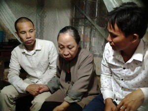 Cựu TNLT Trương Minh Tam đến thăm mẹ Đặng Xuân Diệu.