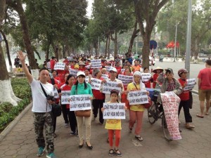 Tuần hành phản đối chặt hạ cây xanh tại Hà Nội