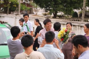 Bà con mừng đón TNLT Nguyễn Văn Oai ngày ra tù.