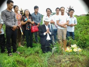TNLT Lê Văn Sơn viếng mộ mẹ