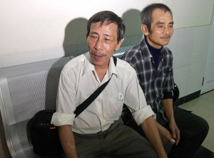 Ông Nguyễn Thận (trái), nguyên chủ tịch UBND xã Tân Minh, người kêu oan cho ông Huỳnh Văn Nén suốt 17 năm qua - Ảnh: Quế Hà