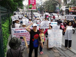 Tại Hà Nội, sáng nay 24-11, bà con dân oan 3 miền từ Đồng Nai, Tiền Giang, Bình Dương, Bình Định, Tây Ninh... đã cùng xuống đường biểu tình trên đường phố phản đối phiên tòa đang xét xử em Nguyễn Mai Trung Tuấn tại Long An. 