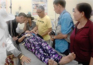 Bà Đỗ Thị Hương, dân oan Bình Định tham gia biểu tình đòi thả em Trung Tuấn, đã bị an ninh đàn áp hành hung bị thương nặng phải đi cấp cứu tại bệnh viện Hà Đông.