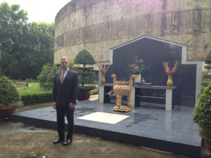 Đại sứ Hoa Kỳ tại Việt Nam, ông T.Osius tại Nghĩa Trang Cộng Hòa, Biên Hòa - Đồng Nai.