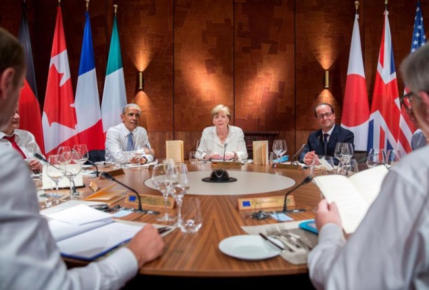 U.S. President Barack Obama, Germany's Chancellor Angela Merkel and France's President Francois Hollande (L-R) attend a working dinner at a G7 summit at the hotel castle Elmau in Kruen, Germany, June 7, 2015. Leaders from the Group of Seven (G7) industrial nations met on Sunday in the Bavarian Alps for a summit overshadowed by Greece's debt crisis and ongoing violence in Ukraine. REUTERS/Michael Kappeler/Pool - RTX1FJDR