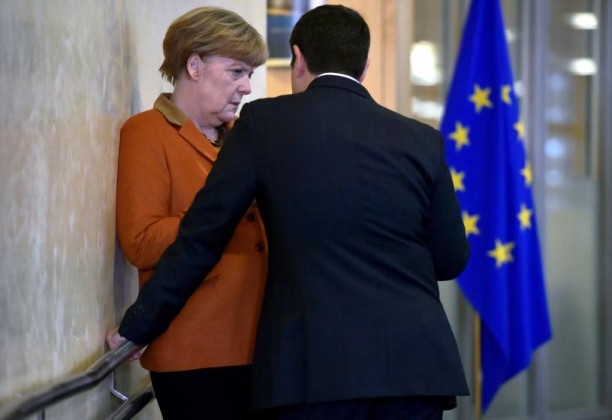 Greece's Prime Minister Alexis Tsipras (R) chats with Germany's Chancellor Angela Merkel prior to a meeting over the Balkan refugee crisis with leaders from central and eastern Europe at the EU Commission headquarters in Brussels, Belgium, October 25, 2015. REUTERS/Eric Vidal TPX IMAGES OF THE DAY - RTX1T5BI