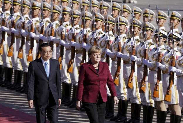 China's Premier Li Keqiang and Germany's Chancellor Angela Merkel (R) inspect honour guards during a welcoming ceremony outside the Great Hall of the People in Beijing, China, October 29, 2015. REUTERS/Jason Lee - RTX1TQH5