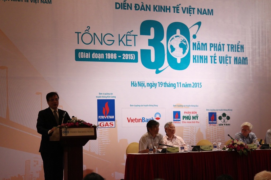 Tiến sĩ Trần Đình Thiên phát biểu tại Diễn đàn tổng kết 30 năm đổi mới