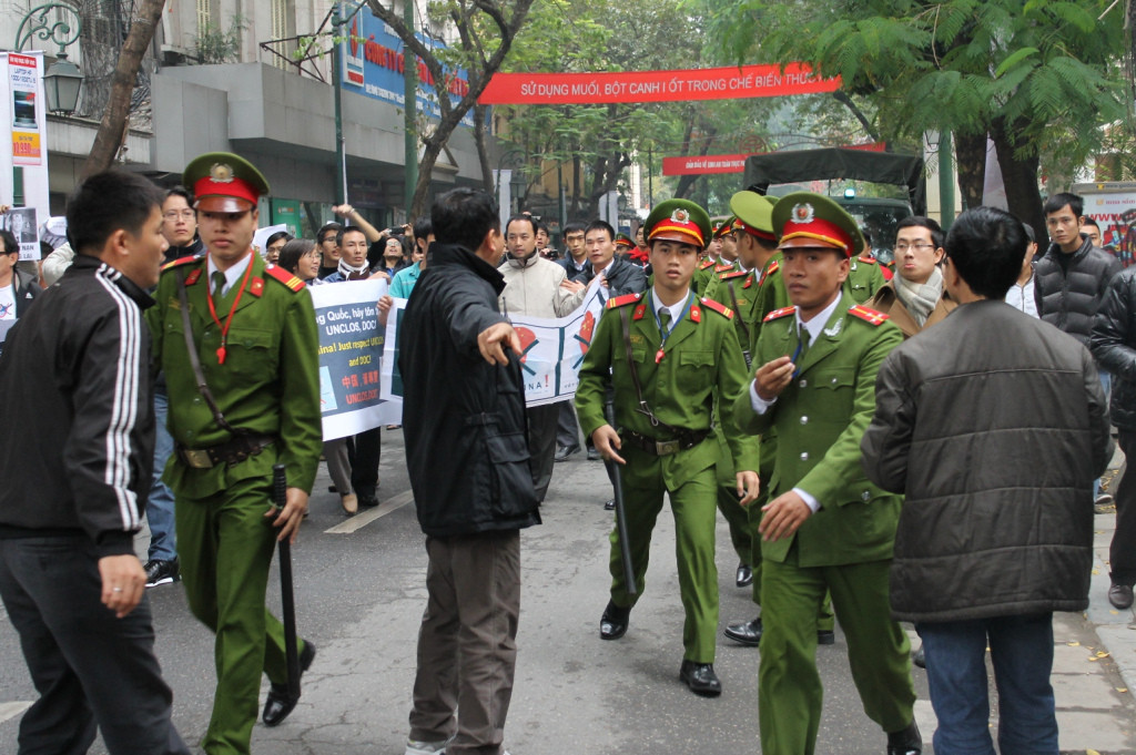 Công an của Nguyễn Đức Chung trấn áp biểu tình chống Trung Cộng ở Hà Nội (nguồn internet)