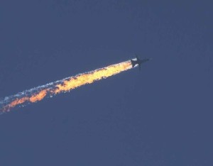 Hình ảnh hiện trường máy bay Su-24 của Nga bị không quân Thổ Nhĩ Kỳ bắn hạ ở vùng núi Turkmen thuộc tỉnh Latakia phía Bắc Syria