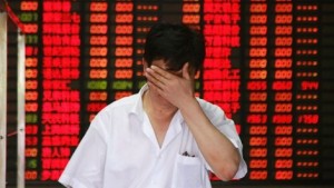 Nhà đầu tư Trung Quốc đau khổ trước sự suy giảm giá cổ phiếu trên thị trường chứng khoán tại Thượng Hải