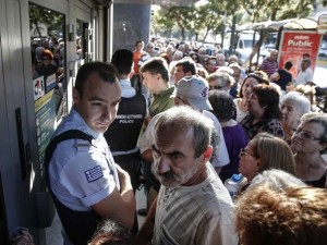 Lo ngại ngân hàng sụp đổ, người dân Hy Lạp đổ xô đi rút tiền