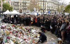 Hàng ngàn người đến đặt hoa tưởng niệm các nạn nhân bị sát hại trong vụ tấn công của nhóm khủng bố IS vào đêm 13/11