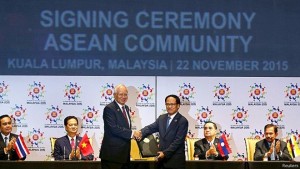 Thủ tướng Najib Razak (trái) của Malaysia, nước đăng cai Thượng đỉnh 27 của Asean bắt tay Tổng thư ký Asean, Lê Lương Minh, tại lễ ký tuyên bố thành lập ACE AEC hôm 22/11/2015