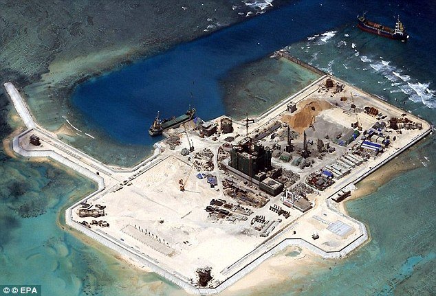 Trung Quốc xây đảo nhân tạo trái phép trên Biển Đông.