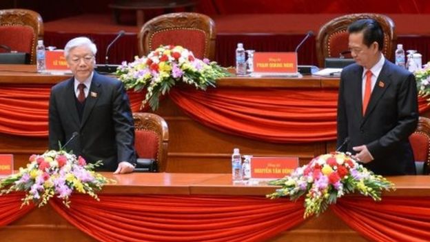 Ông Nguyễn Phú Trọng và ông Nguyễn Tấn Dũng tại Đại hội 12 hôm 21 Tháng Giêng, 2016.