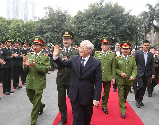 Ông Nguyễn Phú Trọng làm việc với Bộ tư lệnh lực lượng Cảnh sát cơ động ngày 2 tháng Giêng, 2016. (Ảnh: Trí Dũng)