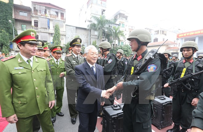 Ông Nguyễn Phú Trọng đến tận Bộ Tư Lệnh Cảnh Sát Cơ Động giao nhiệm vụ bảo vệ Đại Hội 12 vào ngày 2 Tháng Giêng, 2016. Ảnh: TTXVN. 