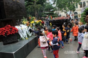 Các cháu bé được cô giáo đưa đi thăm quan đã cùng các bác các chú cô đặt hoa cho các tử sĩ Hoàng Sa, Hà Nội 19-01-2016