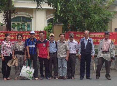 Mục sư Dương Kim Khải cùng bạn hữu khi ông được trả tự do ngày 10 tháng 8, 2015.