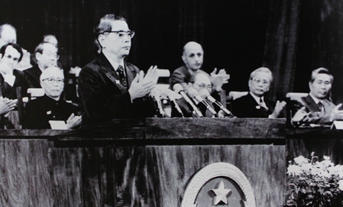 Cựu Tổng bí thư ĐCSVN Nguyễn Văn Linh phát biểu tại Đại hội VI tháng 12, 1986.