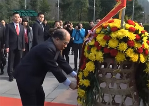 Nguyễn Sinh Hùng dâng hoa tại khu tưởng niệm Mao Trạch Đông.