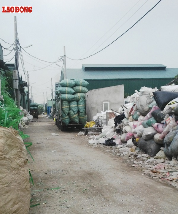 Xe tải về đến cơ sở thu gom rác thải y tế. Ảnh Lao Động Online