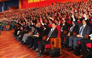 Các đại biểu giơ sổ đỏ lên biểu quyết trong Đại Hội 12