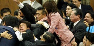 Hình minh họa: 1 nữ Nghị sĩ đảng CS Nhật xông vào phản đối việc sửa đổi luật Bảo An