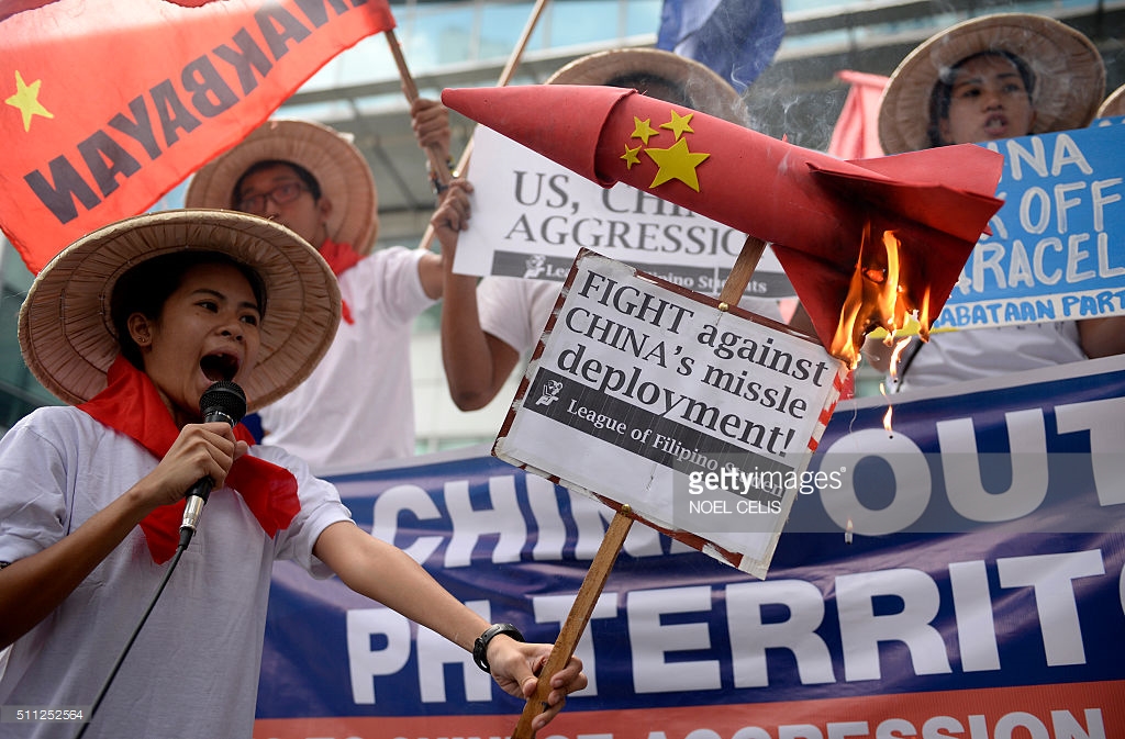 Sinh viên Philippines giận dữ trong buổi biểu tình phản đối TQ thiết lập hệ thống hỏa tiểm HQ-9 trên đảo Phú Lâm - hình AFP