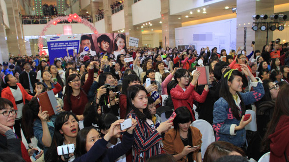 Cảnh đông người tụ tập chờ ngôi sao Hàn Quốc (Ảnh: Internet)