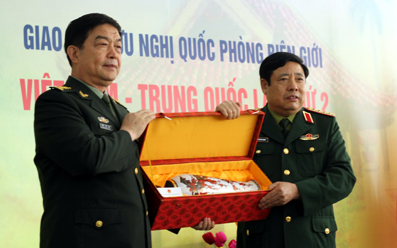 Phùng Quang Thanh – Bộ trưởng quốc phòng Việt Nam – nhận chiếc bình gốm đầy ẩn ý từ tay tướng Thường Vạn Toàn – Bộ trưởng quốc phòng Trung cộng. Hình Internet