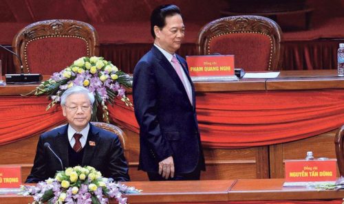 Nguyễn Phú Trọng (ngồi) và Nguyễn Tấn Dũng vào thời điểm căng nhất trong đại hội 12 ĐCSVN