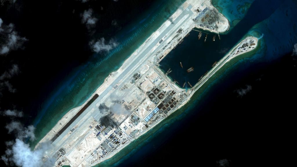Phi đạo dài 3000 mét do Trung Quốc cho xây trên Đá Chữ Thập (Fiery Cross Reef) ở quần đảo Trường Sa. (Ảnh: Reuters/ CSIS)