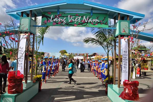 "Làng Việt Nam" trong Hội Chợ Tết do Tổng Hội Sinh Viên tổ chức tại Nam California hàng năm. 