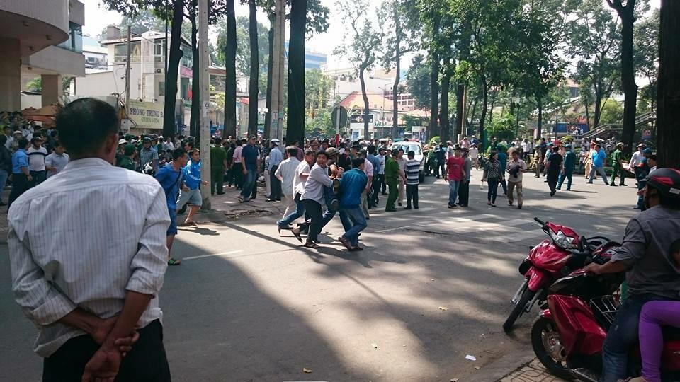Lực lượng công an đàn áp và bắt bờ người biểu tình chống Trung Quốc tại Hà Nội đầu Tháng 11, 2015.