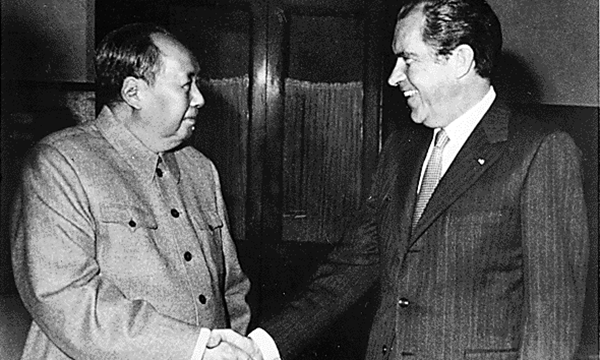 Tổng Rhống Richard Nixon và Mao Trạch Đông tại Bắc Kinh năm 1972 (Ảnh: AP)