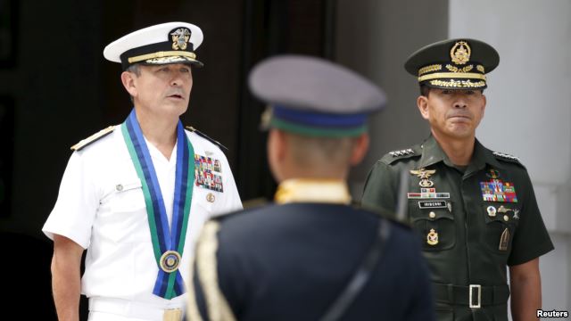 Đô đốc Harry Harris và Tổng tham mưu Lực lượng vũ trang Hernando Iriberi tại Trại Aguinaldo, Philippines tháng 8, năm 2015. 