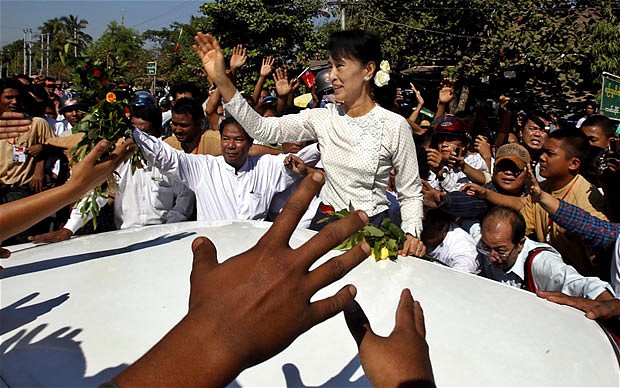 Bà Aung San Suu Kyi là một ví dụ điển hình của sự chấp nhận hy sinh chỉ vì muốn đưa đất nước ra khỏi tình trạng tụt hậu. Hình: Reuters