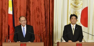 Tổng thống Phi Benigno Aquino (trái) và Thủ tướng Nhật Shinzo Abe