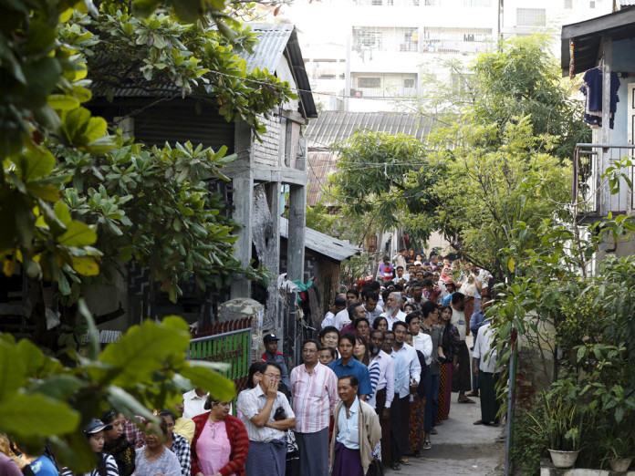 Người dân Miến Điện xếp hàng bỏ phiếu