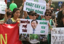 Dân Hà Nội liên tục biểu tình phản đối quyết định của Uỷ ban thành phố Hà Nội chặt hạ hàng loạt cây xanh.