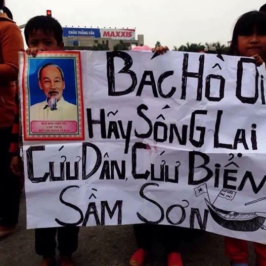 Ngư dân Thanh Hóa và gia đình mang banner cầu cứu đi diễu hành trên đường phố Thành phố Thanh Hóa