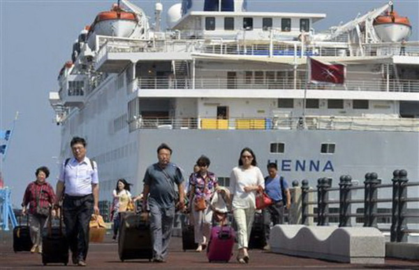 Khách du lịch xuống cảnh tàu ở Jeju, Hàn Quốc. Ảnh minh hoạ của Reuters.