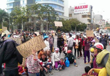 Người dân biểu tình đòi lại bãi biển Sầm Sơn