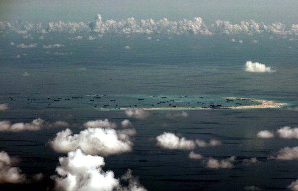 Ảnh vệ tinh cho thấy các đảo nhân tạo do Trung Quốc xây dựng trong vùng biển tranh chấp tại Biển Đông, phía tây Palawan, Philippines năm 2015. Ảnh: Ritchie B. Tongo