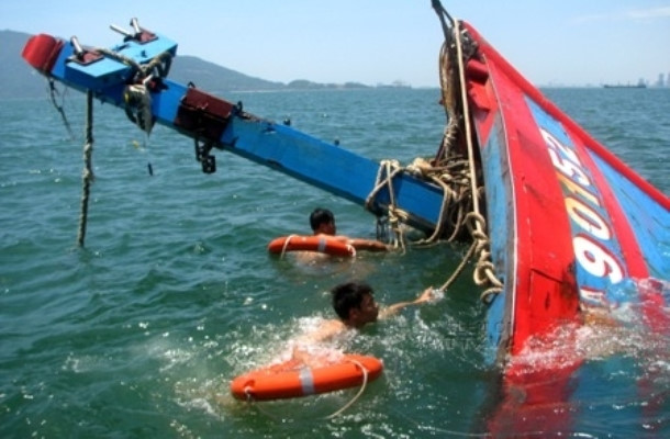 Tàu đánh cá của ngư dân Việt Nam bị tàu Trung Quốc đâm chìm ở Hoàng Sa.